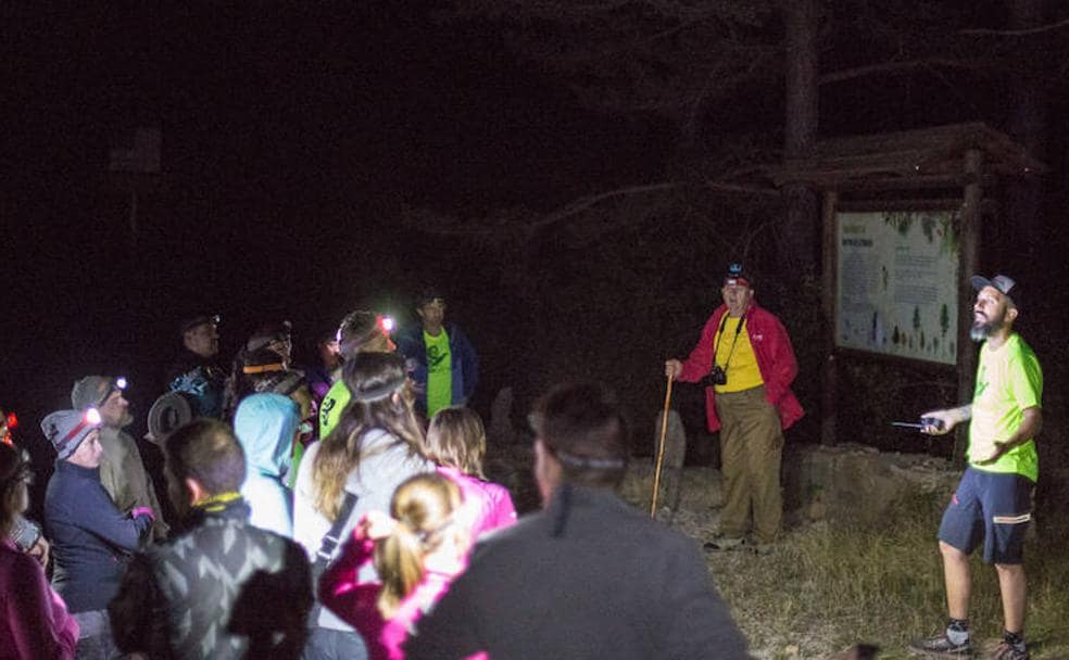 Grupo de senderistas ascendiendo la cumbre del Peñagolosa 