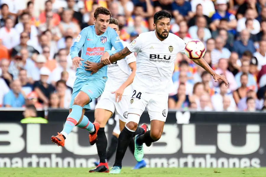 Garay (6). Central. Porfió con Diego Costa pero hizo dos faltas que pudieron mandarle a la ducha antes de tiempo.