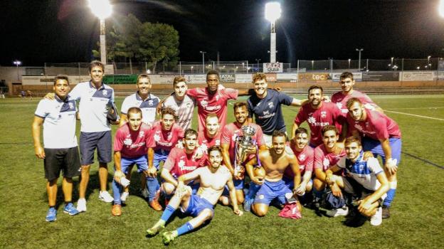 Los jugadores de la UD Oliva celebrando el triunfo. 
