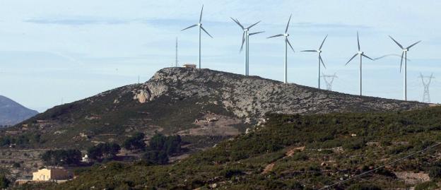 Molinos en un parque eólico construido en Buñol. 