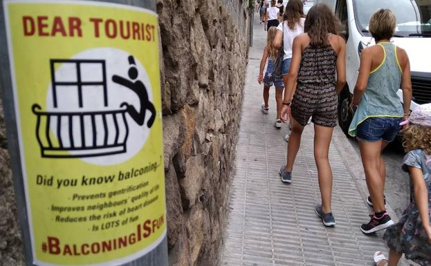 Cartel que promociona el 'balconing' cerca del Parque Güell.