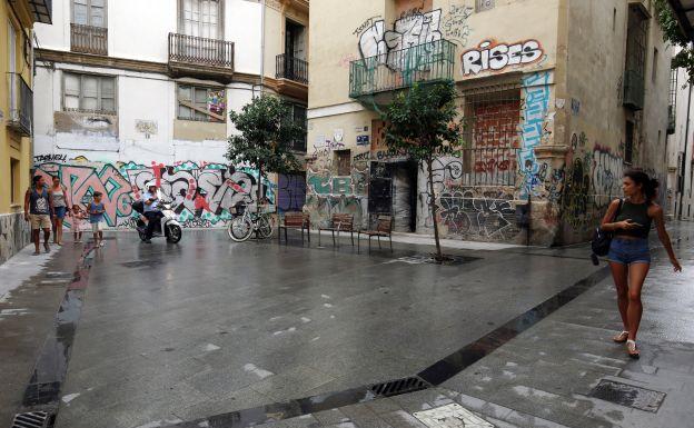 Una plaza con pintadas en las fachadas de los inmuebles en Ciutat Vella.