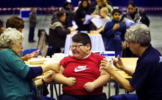 Un niño es vacunado contra el tétanos y el sarampión.