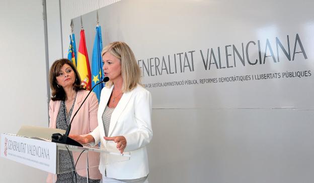 Ana Botella, secretaria de estado de Seguridad, junto a la consellera Gabriela Bravo. 