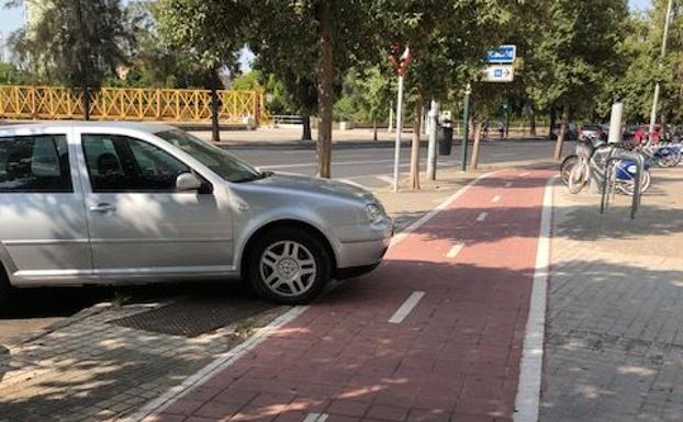 Coche aparcado sobre el carril bici en Valencia.