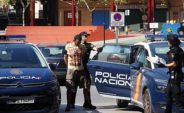 La familia llora la pérdida de Amparín a las puertas de la parroquia de la Asunción de Nuestra Señora de Torrent.