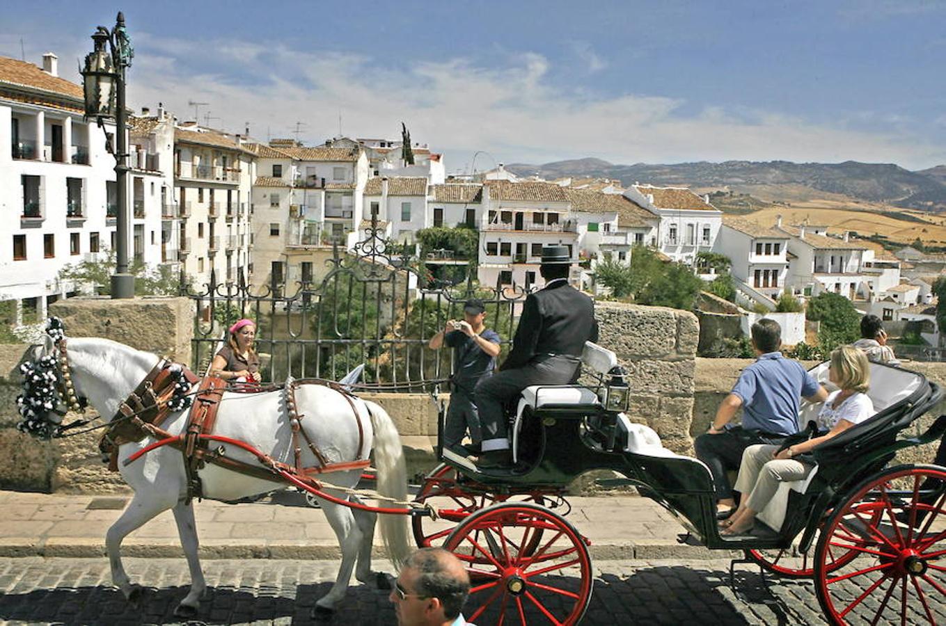 Málaga. Turistas por el centro de la localidad malagueña de Ronda.