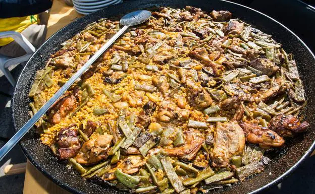 Receta de la auténtica paella valenciana de pollo y conejo | Las Provincias