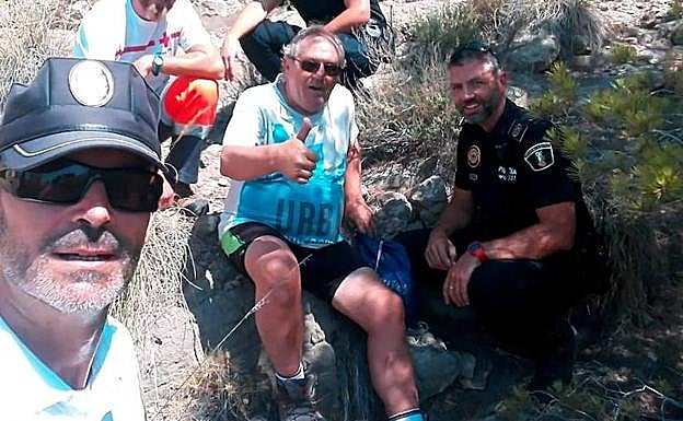 El senderista rescatado por la Policía.