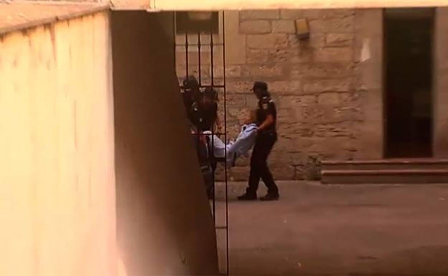 La policía espera paciente a las puertas de los juzgados, en el interior del furgón policial, Conchi, que ha visto las cámaras de televisión, se niega a bajar. Dice que no puede caminar, así que los agentes la sacan en volandas. Aseguran que en dependencias policiales caminaba sin problema, de hecho la salida de comisaría la ha hecho a pie. A continuación, ha salido Francisco, el supuesto cuidador. Ambos visten pijama, no porque estén enfermos, sino porque la ropa que llevaban el lunes, cuando, presuntamente asesinaron al marido de Conchi con un destornillador, está siendo analizada. Los investigadores no tienen dudas el crimen fue premeditado y ahora trabajan para determinar el móvil. Los dos detenidos vivían juntos en Sax, Alicante. Allí sus vecinos cuentan que eran bastante conflictivos. Ella siempre iba en su silla de ruedas, pero sospechaban que no la necesitaba, algo que confirma Héctor Sánchez, un amigo de la víctima, que asegura que la ha visto andar en varias ocasiones. En el barrio además, aseguran que eran pareja y que se iban a casar en unos meses. Pero con quien realmente se casó hace quince días fue con su víctima, su cuarto marido. Y a pesar de que vulgarmente se la ha llamado la viuda negra y que uno de sus exmaridos murió degollado por el hermano de éste, este es el único caso por el que se la está investigando.