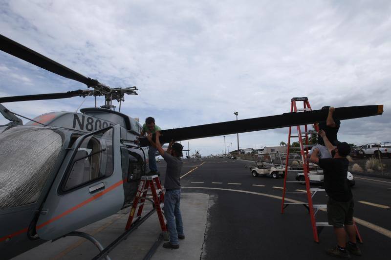 El huracán Lane golpeará entre el jueves y el viernes con fuerza a Hawái, en alerta ante los fuertes vientos, gran oleaje y lluvias torrenciales capaces de causar inundaciones y deslizamientos de tierra. Lleva vientos de 240 km/h y se esperan acumulaciones de entre 250 y 380 mm de lluvia, con hasta 500 mm en algunas zonas.