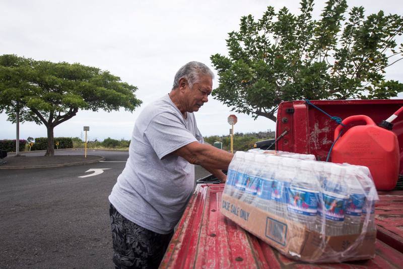 El huracán Lane golpeará entre el jueves y el viernes con fuerza a Hawái, en alerta ante los fuertes vientos, gran oleaje y lluvias torrenciales capaces de causar inundaciones y deslizamientos de tierra. Lleva vientos de 240 km/h y se esperan acumulaciones de entre 250 y 380 mm de lluvia, con hasta 500 mm en algunas zonas.