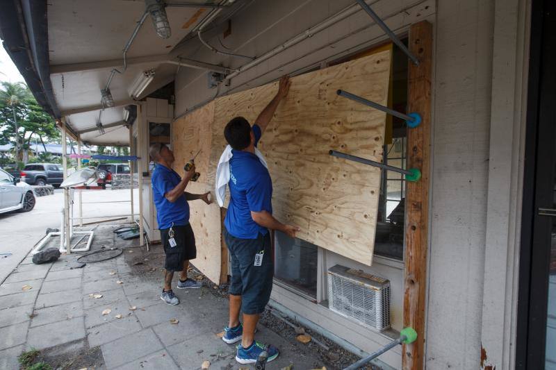 El huracán Lane golpeará entre el jueves y el viernes con fuerza a Hawái, en alerta ante los fuertes vientos, gran oleaje y lluvias torrenciales capaces de causar inundaciones y deslizamientos de tierra. Lleva vientos de 240 km/h y se esperan acumulaciones de entre 250 y 380 mm de lluvia, con hasta 500 mm en algunas zonas.