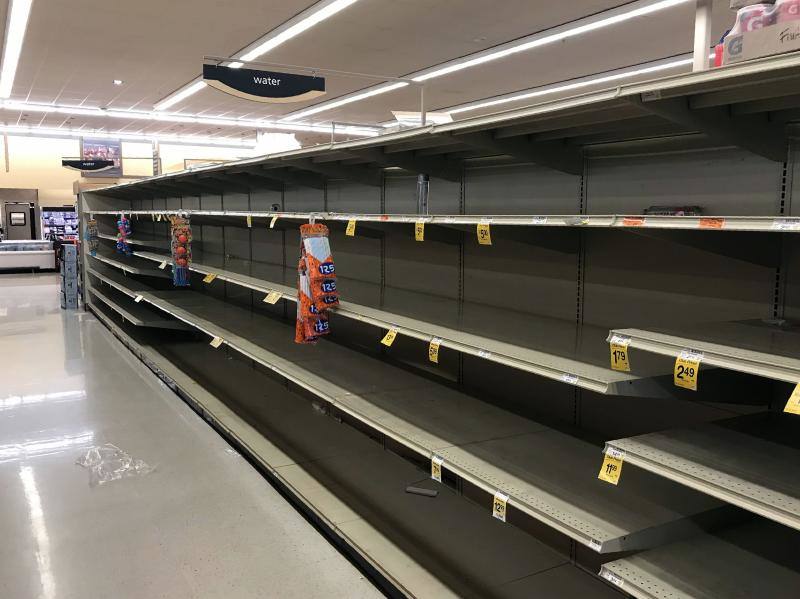 El huracán Lane golpeará entre el jueves y el viernes con fuerza a Hawái, en alerta ante los fuertes vientos, gran oleaje y lluvias torrenciales capaces de causar inundaciones y deslizamientos de tierra. Lleva vientos de 240 km/h y se esperan acumulaciones de entre 250 y 380 mm de lluvia, con hasta 500 mm en algunas zonas.