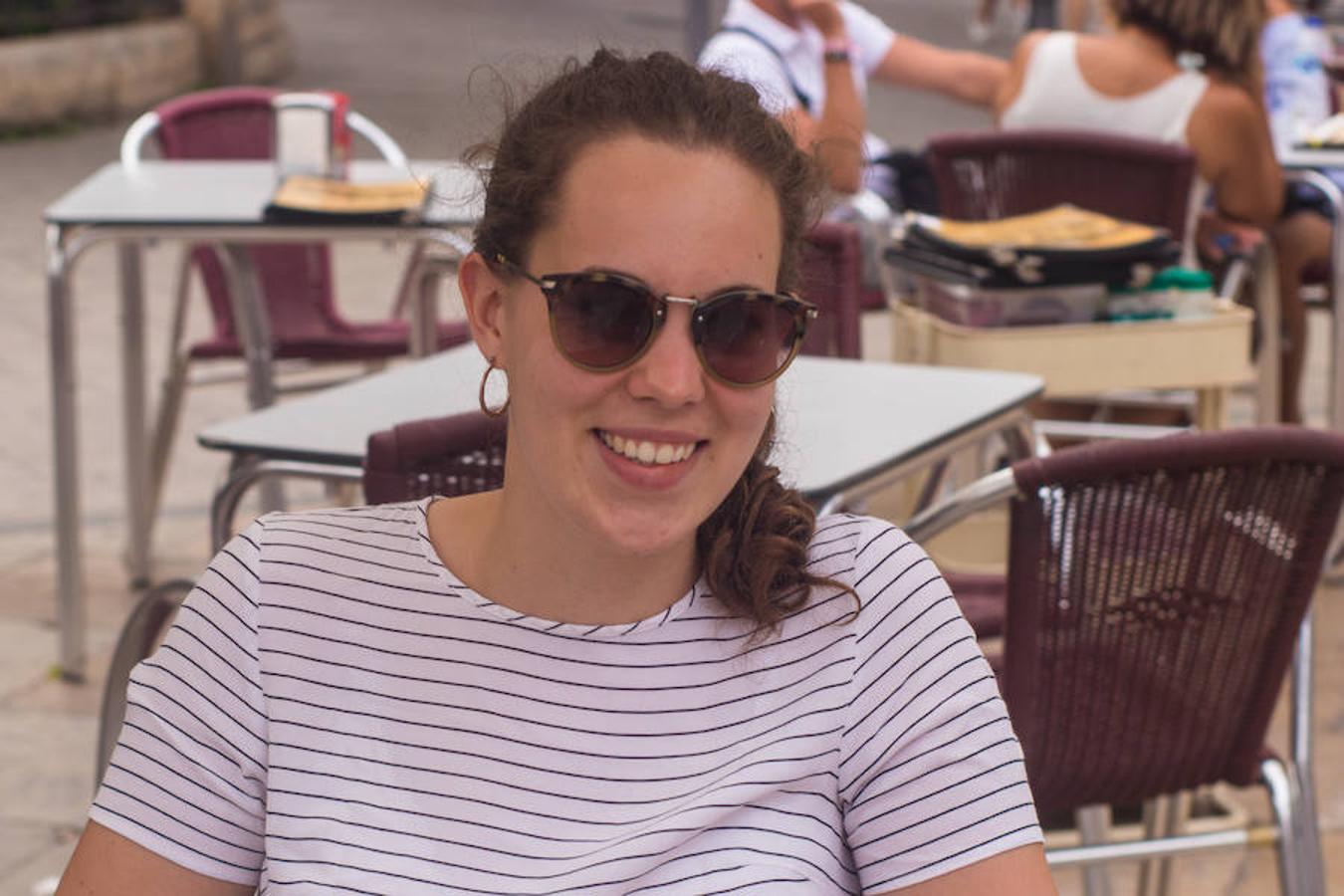 Giulia Faltten, (24). Münster (Alemania). Giulia es amiga de Anne y coincide en todo lo que ella ha relatado de Valencia. La joven cuenta que «había estado ya en Valencia durante las Fallas, pero he repetido porque no tuve tiempo de visitar nada y me quedé con ganas de conocer la ciudad». Comenta, además, entre risas con su amiga, que «es muy bonita y soleada, mucho más que Alemania, obviamente».