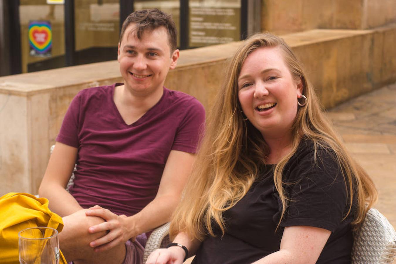 Beth Radmond (25). Manchester. James McCash, (28). London (Reino Unido). En la Plaza del Tossal del barrio del Carmen se respira vida, y es que sus terrazas están completamente llenas. Beth y James llevan toda la tarde, junto a otras dos amigas, en las mesas de este bar bebiendo cerveza y planificando el resto de días que les quedan en Valencia. «Nos gusta el jazz, la música en directo y el arte moderno». Están, pues, en el sitio perfecto. De hecho, lo que más les ha gustado de Valencia es «el centro histórico y el ambiente de lo viejo». A James le ha llamado la atención «el arte urbano que te vas encontrando a medida que callejeas por el Carmen y sus paredes llenas de graffitis». 