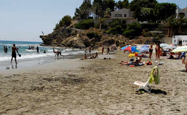 La playa de La Fustera, situada en la zona costera de Benissa.