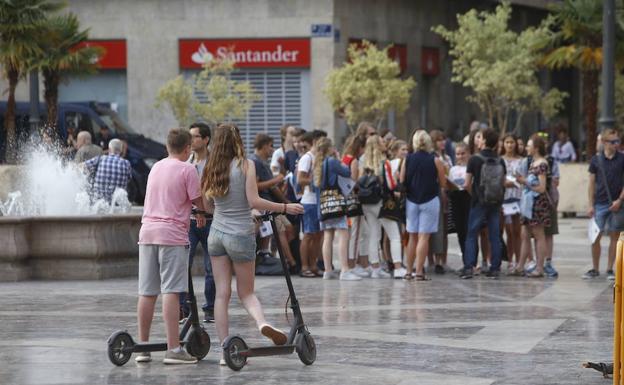 Turistas y patinetes. 