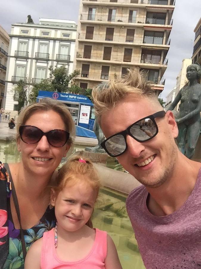 Shirley, Yannick y Nell. Binkom (Bélgica). Este es el segundo verano que la familia deja el pequeño Binkom para pasar sus vacaciones estivales en Valencia. Lo hicieron el año pasado y han repetido: «Nos gusta mucho la ciudad, su gente, que haya tantos sitios donde tomar algo y donde puedan jugar los niños. Todo el mundo es simpático y amigable». Se alojan cerca de la playa en La Pobla de Farnals aunque prefieren aprovechar el tiempo para visitar el interior de la Comunitat, «sus lagos, cascadas... y salir a pescar». Estos días presenciaron por primera vez unos bous al carrer: «Nos encantó, ¡qué adrenalina! Intentaremos verlos también en la plaza». Lo único que echan en falta es que «haya más gente que hable inglés, sobre todo fuera de la ciudad». «Pero eso solo es una anécdota, nos gusta todo, la comida, las tapas, hasta el pescado que hacen aquí y que allí no probamos... Pensamos volver todos los años y quizá, dentro de no mucho tiempo, podamos quedarnos a vivir». 