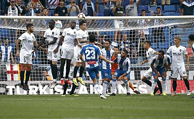 La falta del primer gol del partido, que fue confirmado por el VAR, en el Espanyol - Valencia CF.