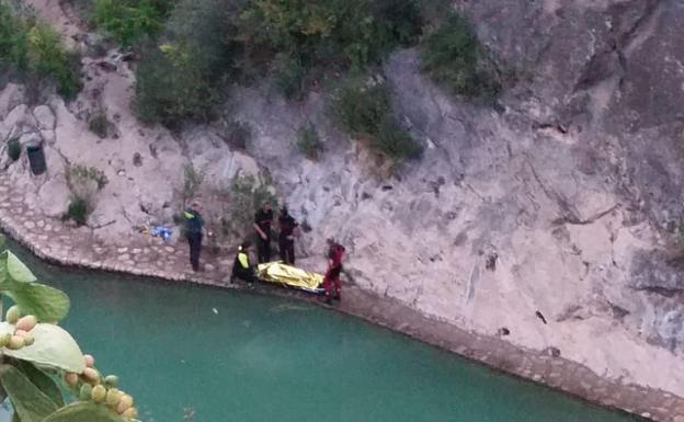 El cuerpo del hombre hallado muerto en el río Sellent en Bolbaite. 