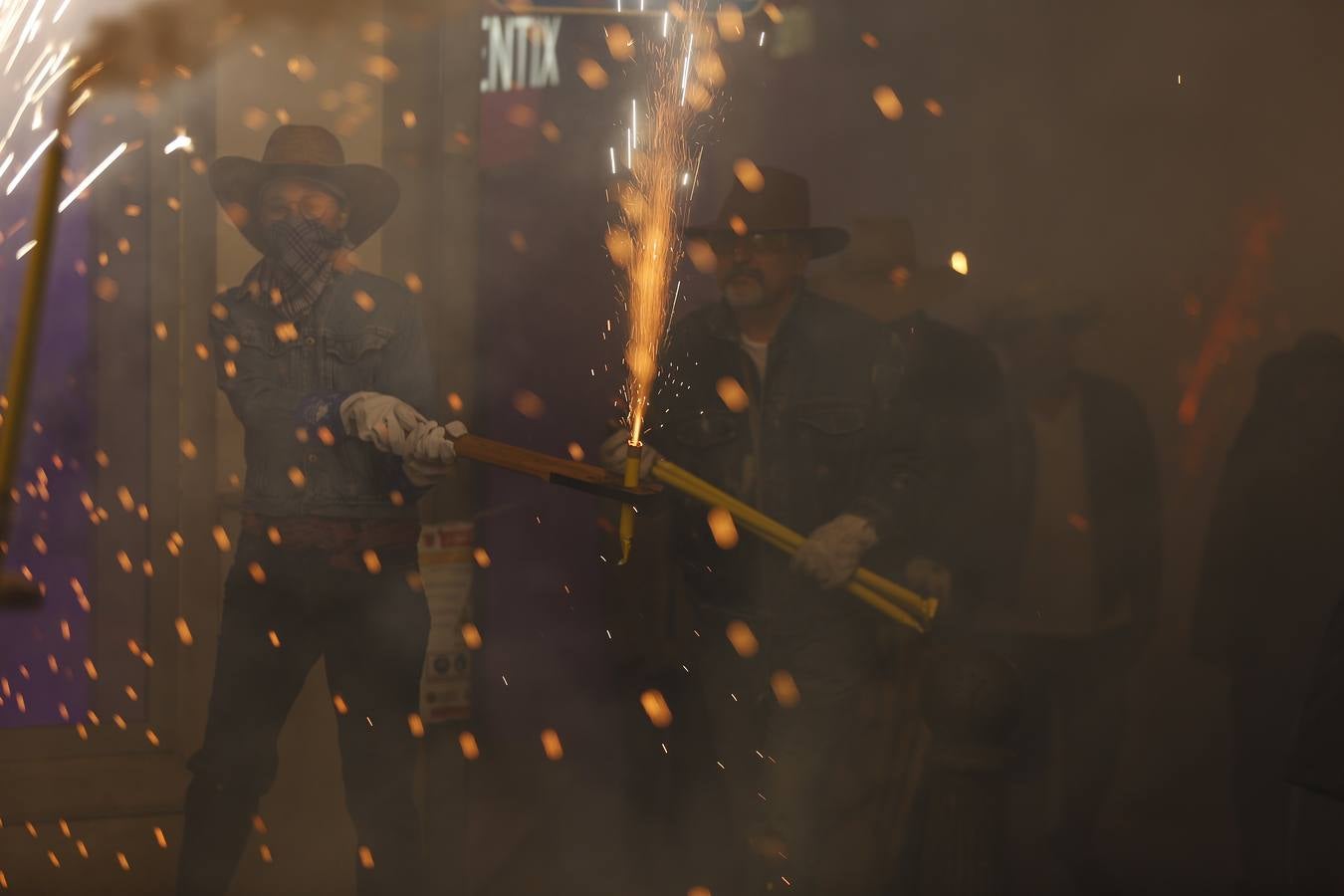 Fotos: La cordà de Paterna abre fuego con el pasacalle de cohetes de lujo