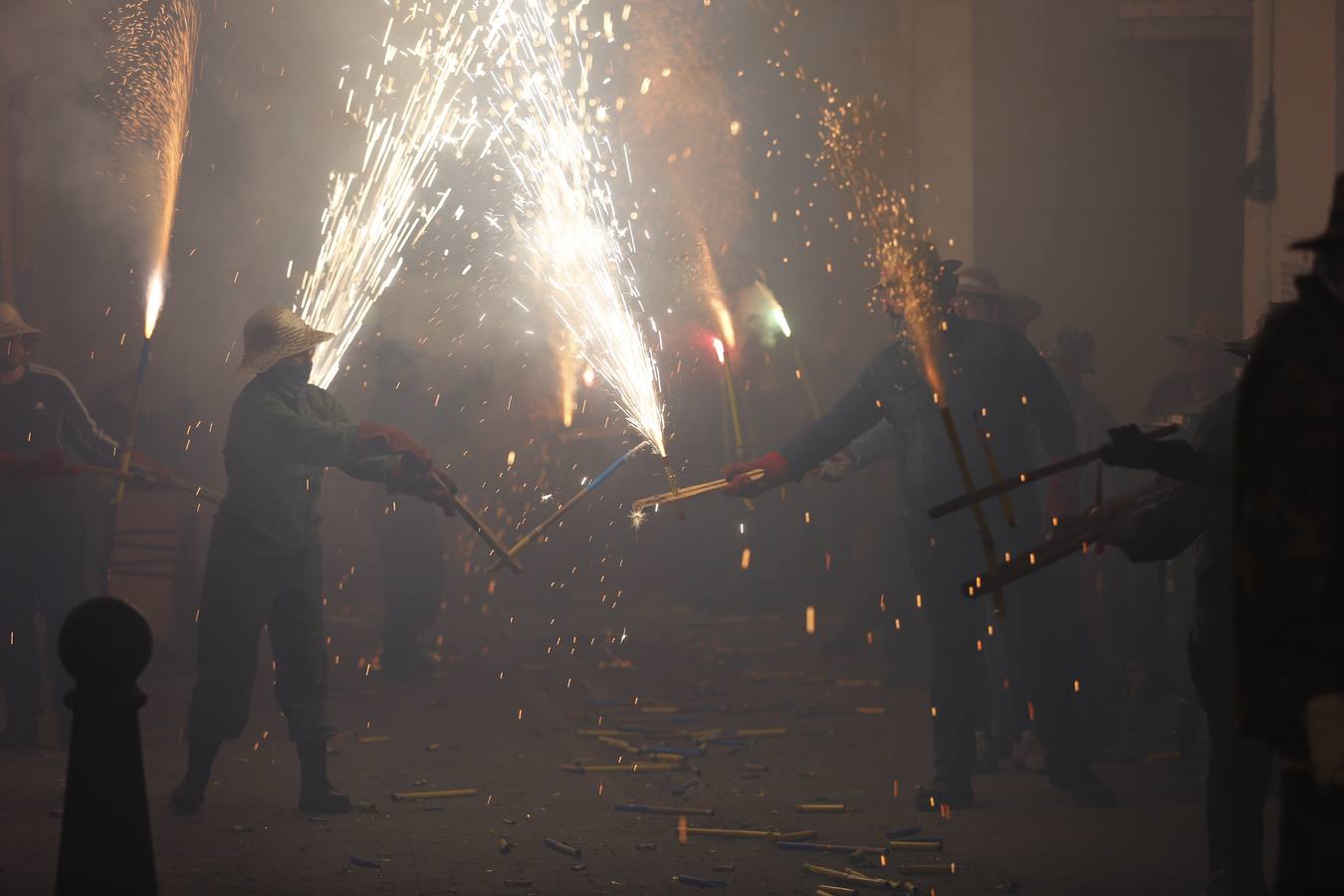 Fotos: La cordà de Paterna abre fuego con el pasacalle de cohetes de lujo