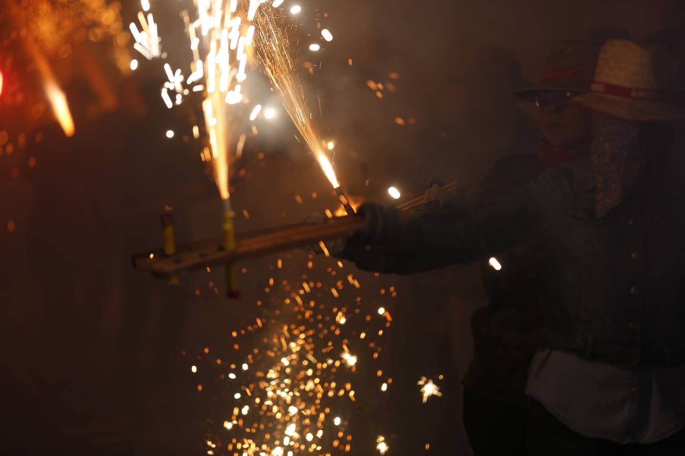 Fotos: La cordà de Paterna abre fuego con el pasacalle de cohetes de lujo