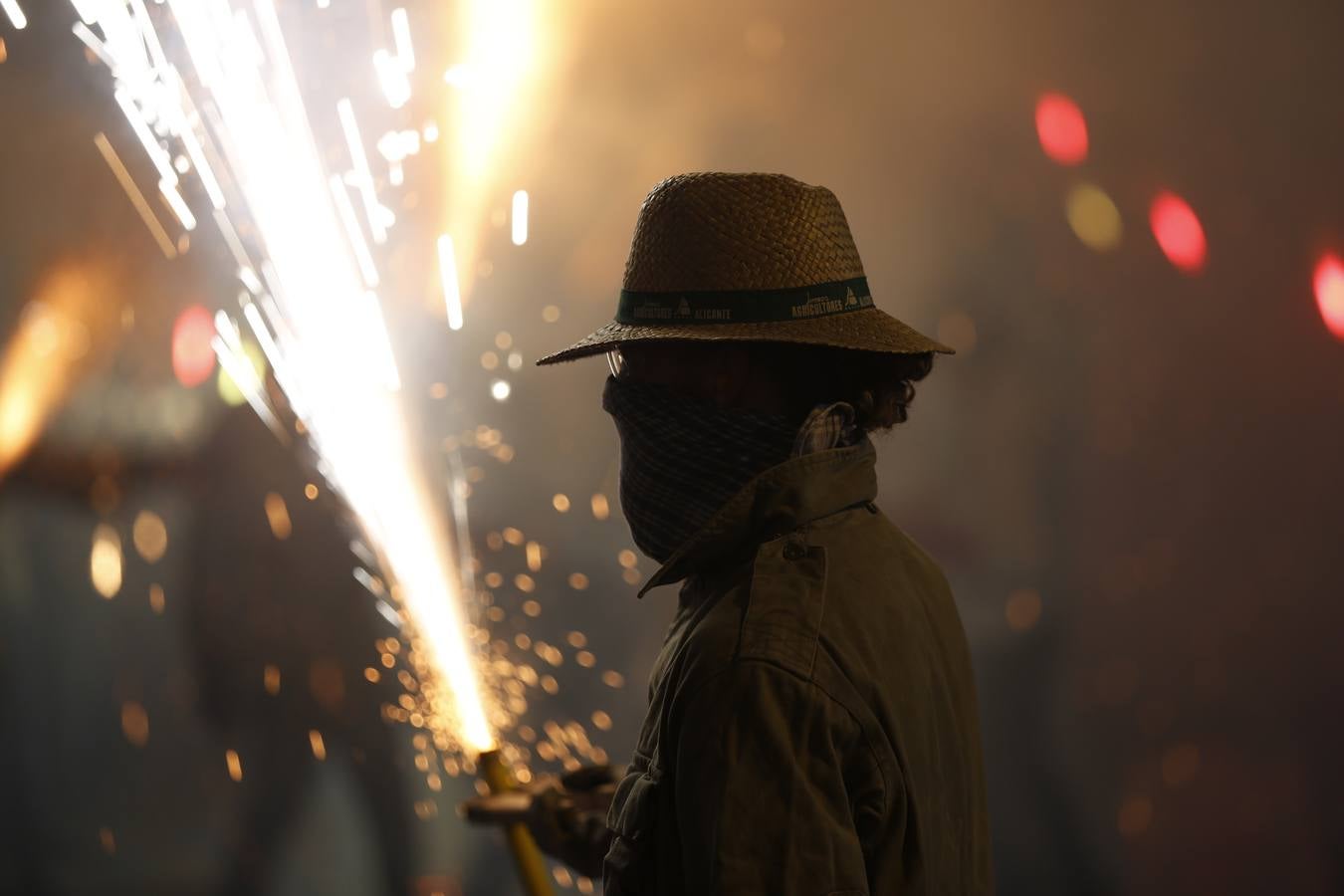 Fotos: La cordà de Paterna abre fuego con el pasacalle de cohetes de lujo