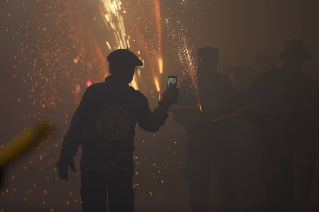 Fotos: La cordà de Paterna abre fuego con el pasacalle de cohetes de lujo