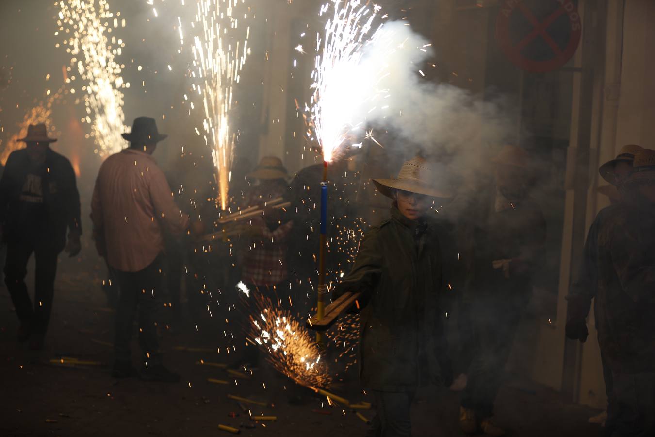 Fotos: La cordà de Paterna abre fuego con el pasacalle de cohetes de lujo