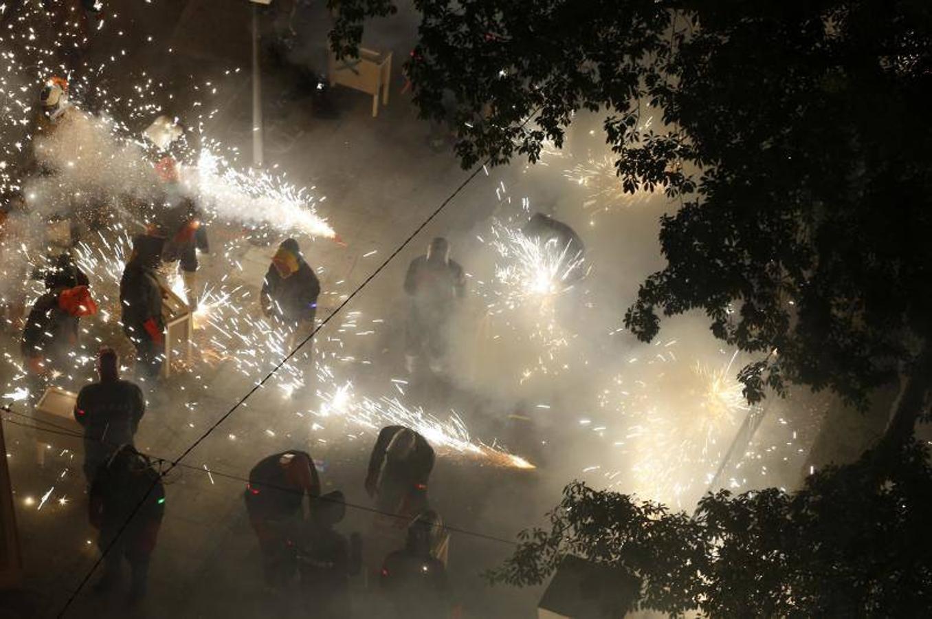 Fotos: La cordà de Paterna abre fuego con el pasacalle de cohetes de lujo