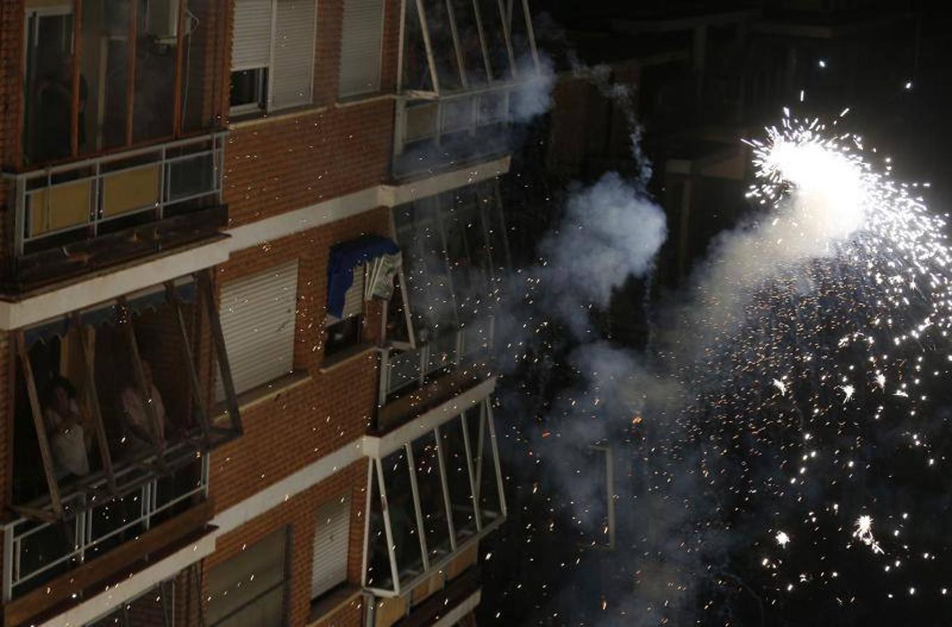 Fotos: La cordà de Paterna abre fuego con el pasacalle de cohetes de lujo