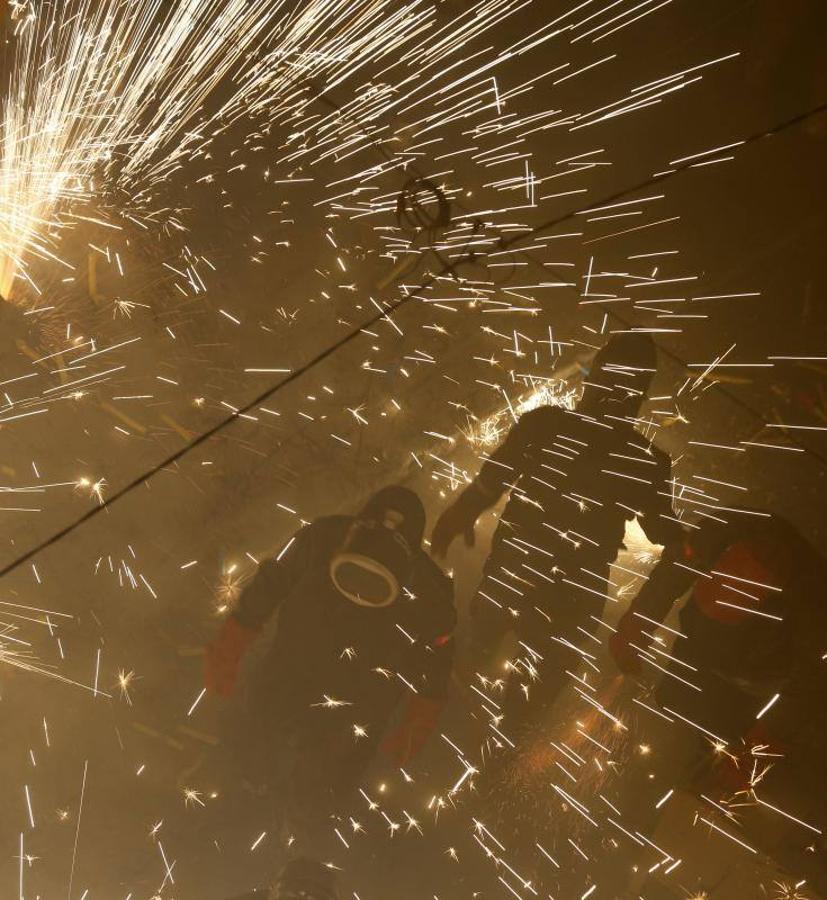 Fotos: La cordà de Paterna abre fuego con el pasacalle de cohetes de lujo