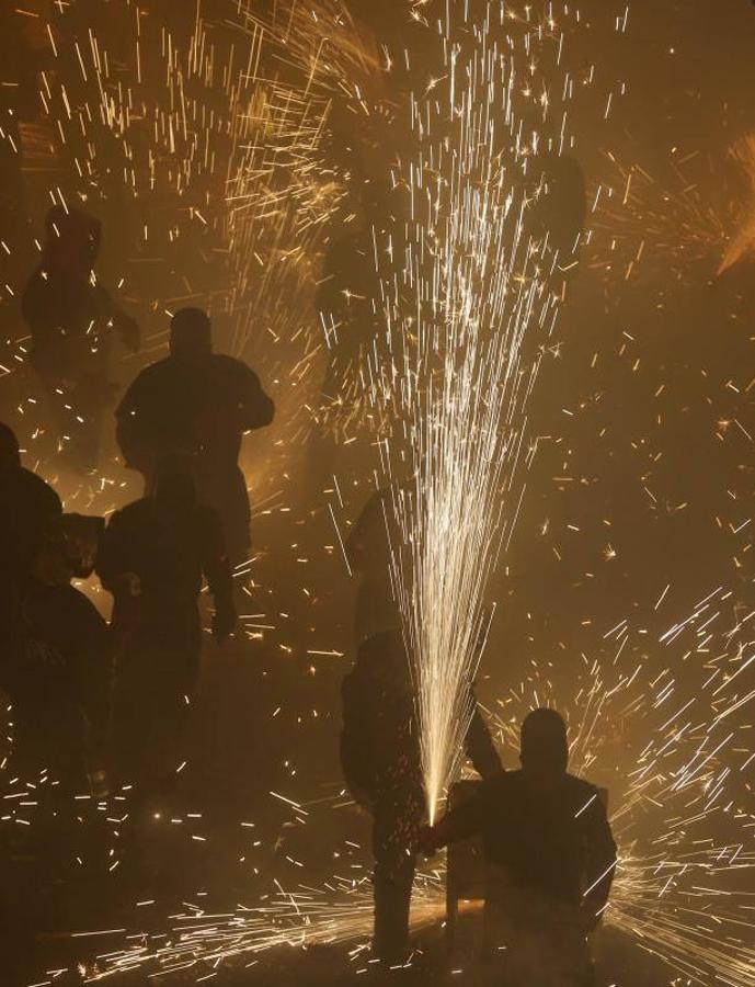 Fotos: La cordà de Paterna abre fuego con el pasacalle de cohetes de lujo