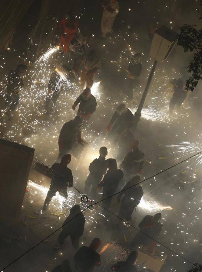 Fotos: La cordà de Paterna abre fuego con el pasacalle de cohetes de lujo