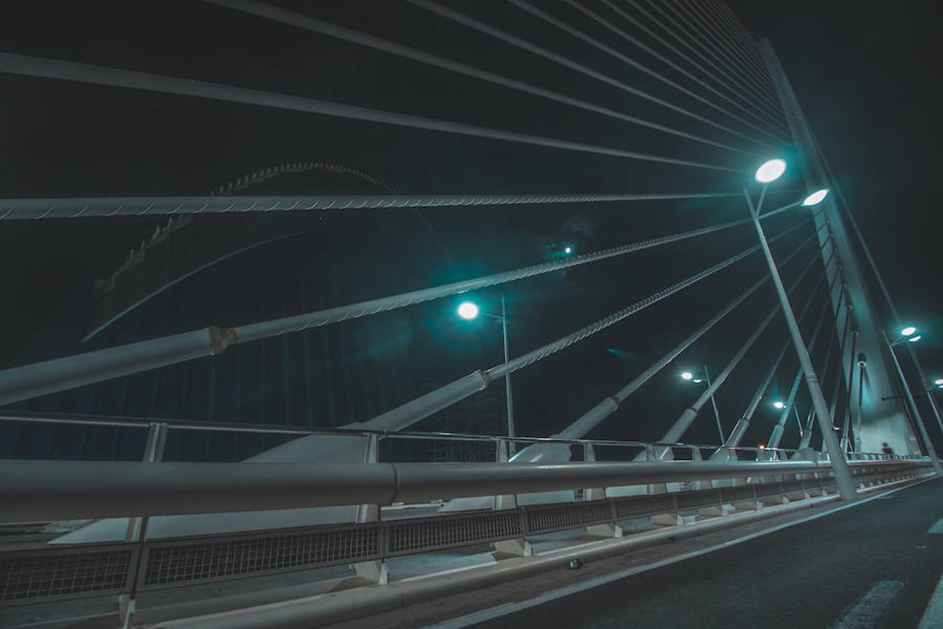 Puente de l'Assut de l'Or, con el Ágora al fondo.