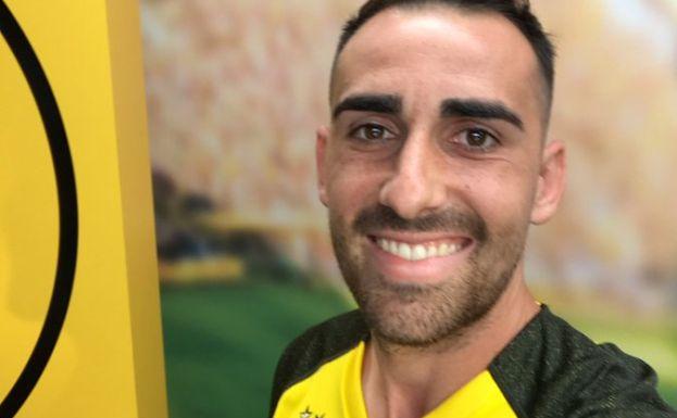 Paco Alcácer posa con la camiseta del Borussia Dormund.