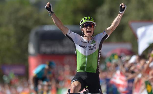 Benjamin King atravesando la línea de meta de la cuarta etapa de la Vuelta a España 
