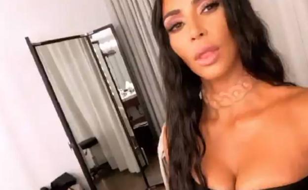 La última excentricidad de Kim Kardashian, un collar bajo la piel.