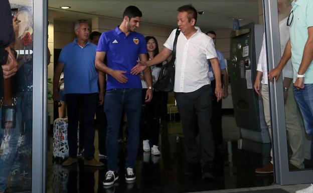 Gonçalo Guedes y Peter Lim se dan la mano a su llegada al aeropuerto ayer.