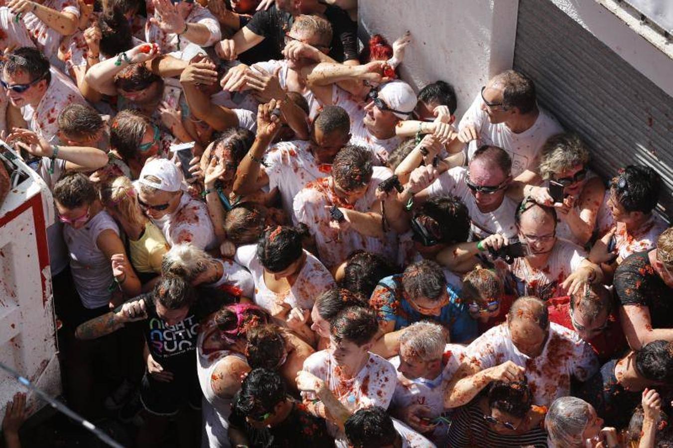 La Tomatina de Buñol lanza 155.000 kilos de tomates supermaduros en una de las fiestas más divertidas del año