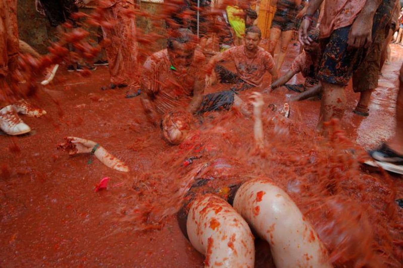 La Tomatina de Buñol lanza 155.000 kilos de tomates supermaduros en una de las fiestas más divertidas del año