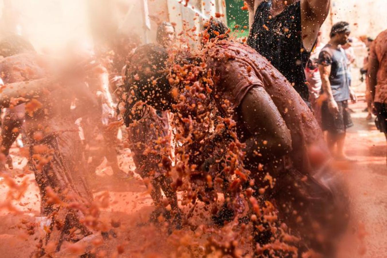 La Tomatina de Buñol lanza 155.000 kilos de tomates supermaduros en una de las fiestas más divertidas del año