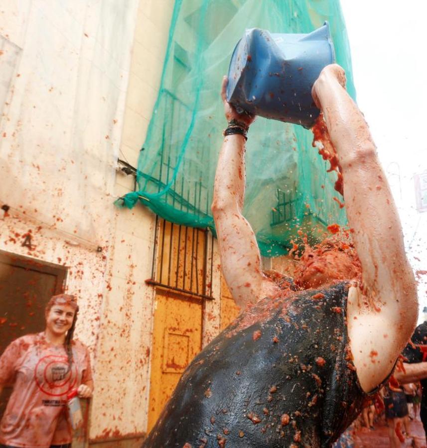 La Tomatina de Buñol lanza 155.000 kilos de tomates supermaduros en una de las fiestas más divertidas del año