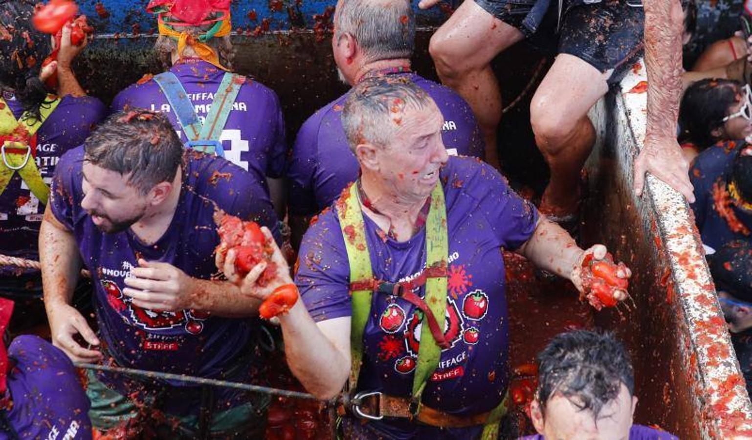 La Tomatina de Buñol lanza 155.000 kilos de tomates supermaduros en una de las fiestas más divertidas del año