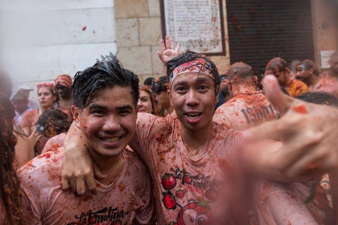 La Tomatina de Buñol lanza 155.000 kilos de tomates supermaduros en una de las fiestas más divertidas del año