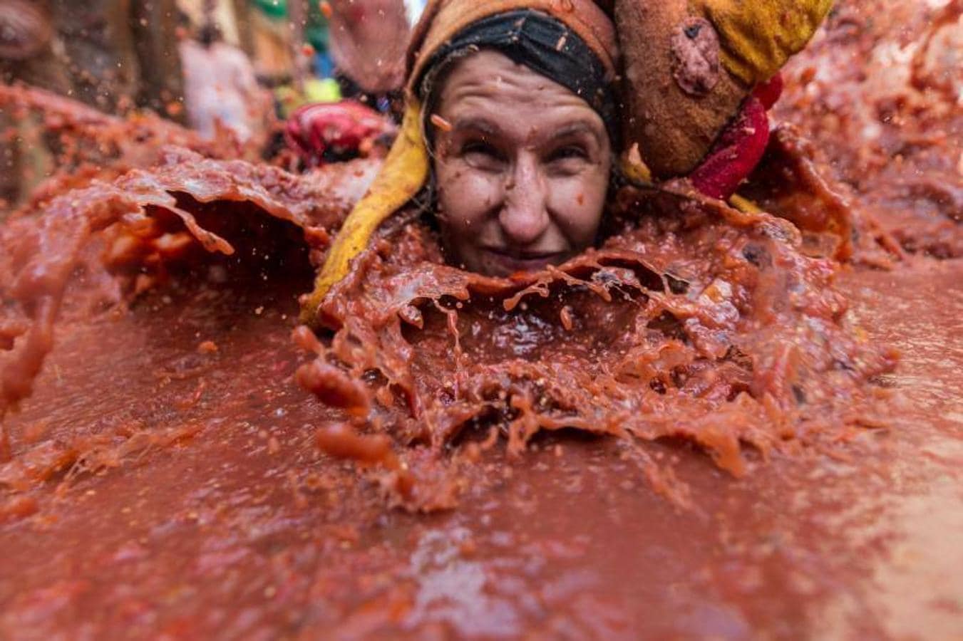 La Tomatina de Buñol lanza 155.000 kilos de tomates supermaduros en una de las fiestas más divertidas del año