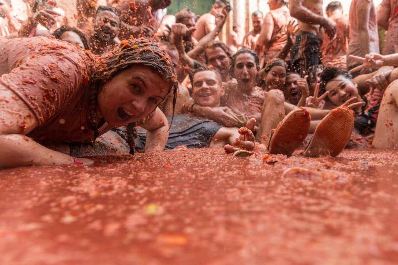 La Tomatina de Buñol lanza 155.000 kilos de tomates supermaduros en una de las fiestas más divertidas del año