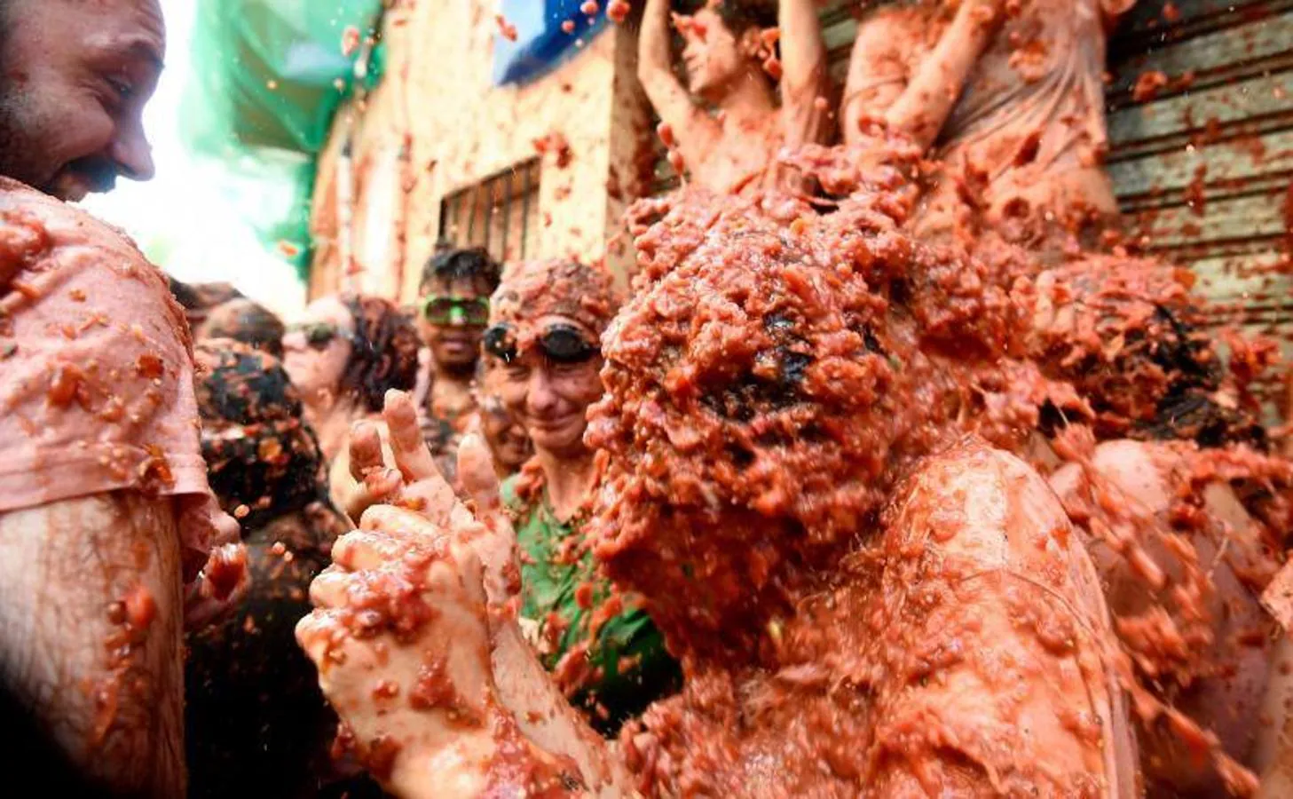 La Tomatina de Buñol lanza 155.000 kilos de tomates supermaduros en una de las fiestas más divertidas del año